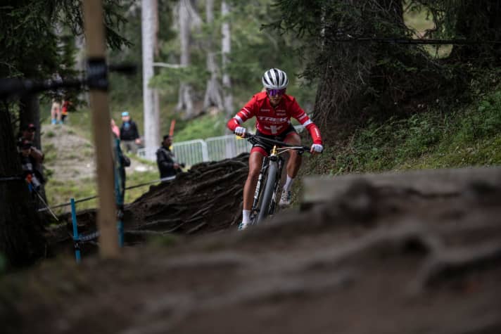   After a collision with Rebecca McConnell, Jolanda Neff put in an impressive recovery and rode from penultimate to third place.