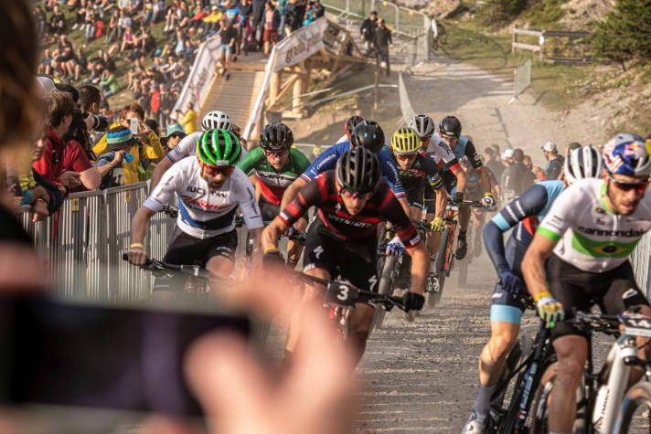   The men's race was fiercely contested until the penultimate lap. Many riders were close together.