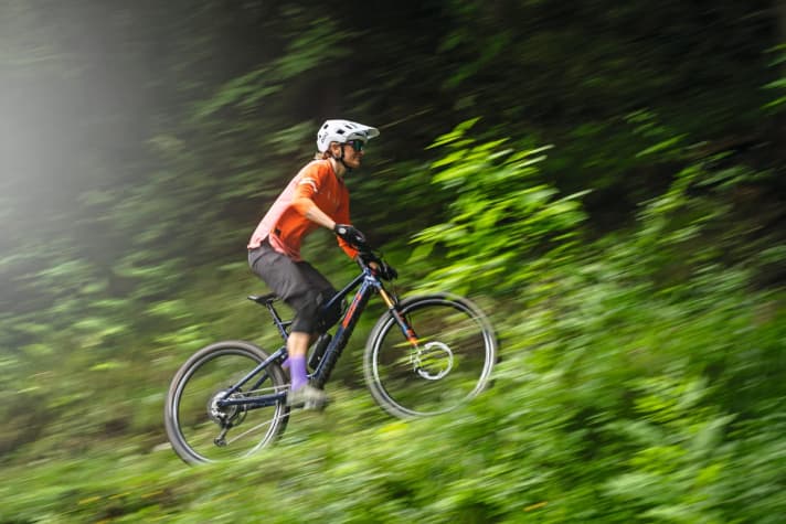   Volle Kraft voraus! Wir konnten das iLynx Race LT bereits ausgiebig über die Trails scheuchen. Wie fährt sich das Bike? Geht das Konzept mit abgeschwächtem Motor und verhältnismäßig großem Akku auf? Wie performt der Antrieb auf dem Trail, und wie schlägt sich das iLynx im Reichweitentest? Die Antwort gibt's in EMTB 5/2021!