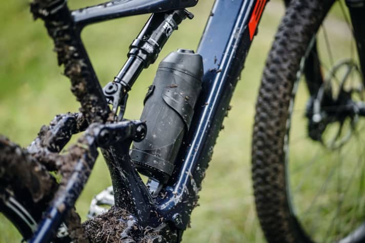   The range extender: A further 180 Wh can optionally be accommodated in the bottle cage of the BH iLynx - without a separate connection cable. The contacts are located directly in the bottle cage. The additional battery (only 975 grams) is included in the expensive models.