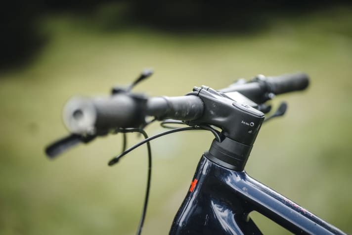   The cables run into the frame via the headset, giving the cockpit a tidy appearance.