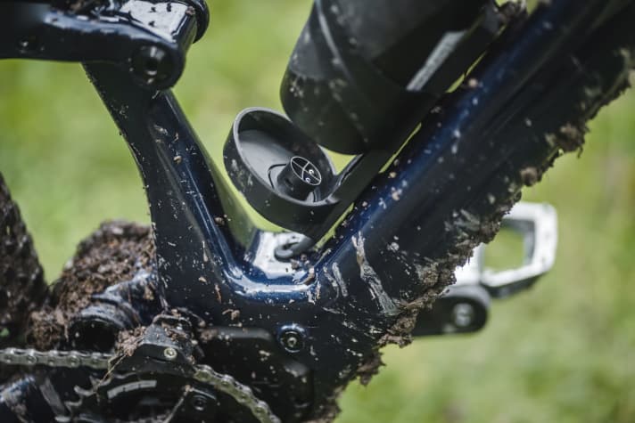   In den Flaschenhalter passt ein Zusatzakku mit 180 Wattstunden (975 Gramm). Bei unserem Testbike ist die Pulle im Preis inklusive.