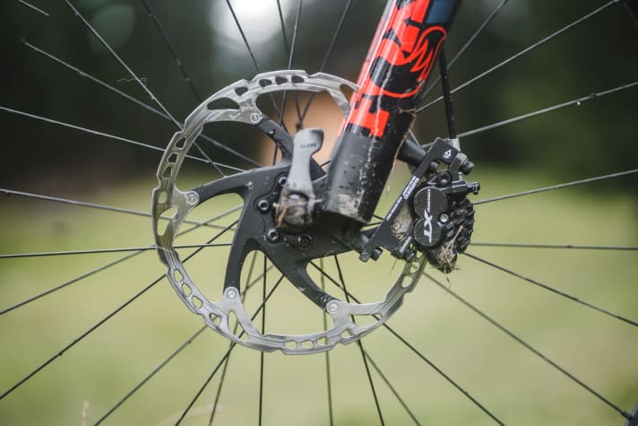   Despite the minimalist lightweight construction, BH relies on powerful stoppers with 200 mm discs. That's a good thing!