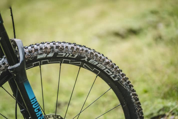 At the limit: The narrow Nobby Nic tyres reach the limit early on off-road and offer little comfort. It's a shame that the Bulls Sonic only comes with the affordable performance version.