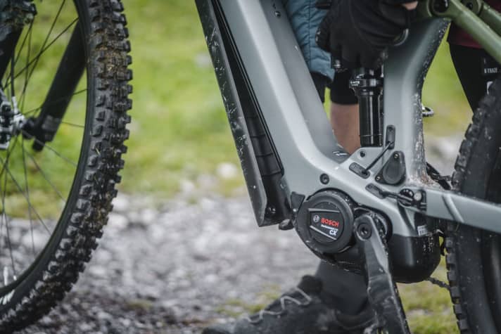 Read the detailed test report below to find out how the E-All-Mountain from Cube with 750 Powertube battery performs in the practical test and in the eMTB lab. | n.