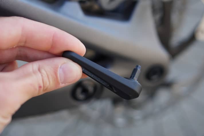   Der passende Schlüssel steckt in der Hinterachse.