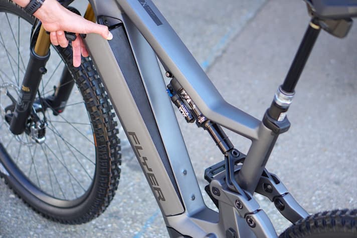   Removing the battery from the side is intuitive, simple and convenient, and the Allen key fastening is absolutely rattle-free.