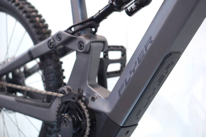   Hauptrahmen, Hinterbau und Umlenkwippe des Uproc X sind aus Carbon. Das Chassis ist hochwertig und überzeugt mit stimmigen Detaillösungen.