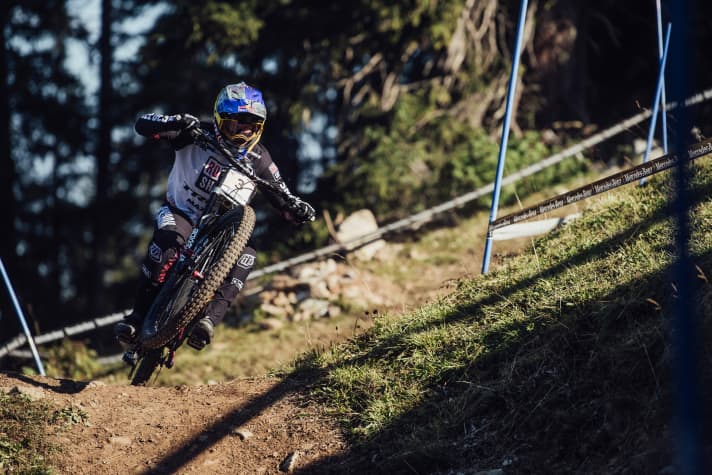   Ohne Sturz und größere Fehler: In Lenzerheide schaffte es Vali Höll auf den dritten Rang. 2021 ist die erste Elite-Saison für die junge Österreicherin.