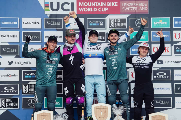   Französische Dominanz. Platz 1 ging an Loris Vergier (Mitte) und nur 0,197 Sekunden dahinter kam Loic Bruni (2. von links) ins Ziel. Thibaut Daprela (2. von rechts) wurde Dritter.