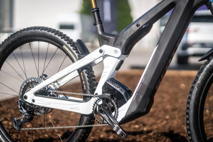   Under cover: The shock is positioned under the top tube and is articulated via an inner link.
