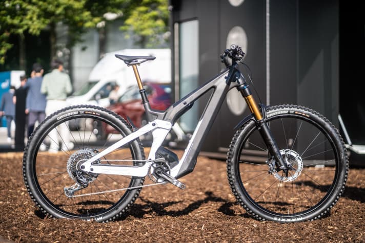   The Scott Patron eRide 900 Tuned weighs around 24 kilos (manufacturer's specification) and costs 8699 euros.