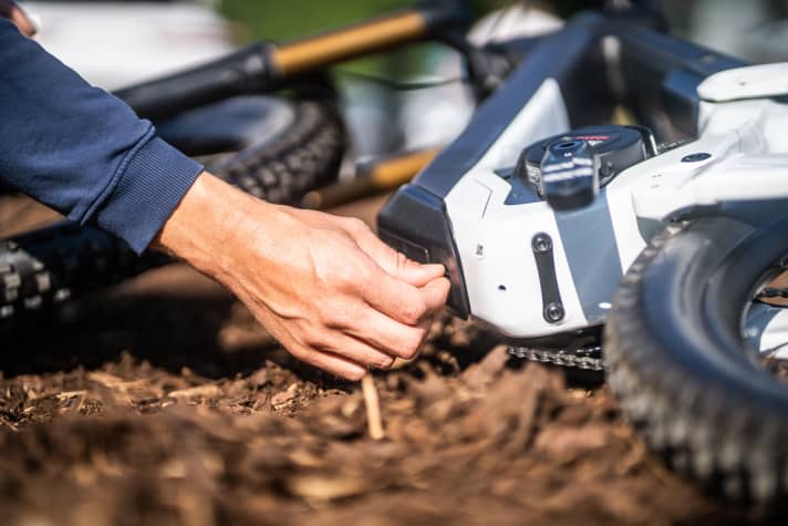   The 750 watt-hour battery is concealed under the plastic cover. If you remove the cover, the lock can be opened and the energy carrier can be pulled downwards out of the down tube.