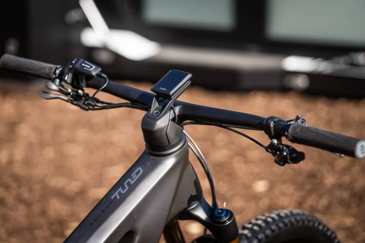   The handlebar/stem unit from Syncros keeps the tangle of cables in check and at the same time provides a futuristic look.