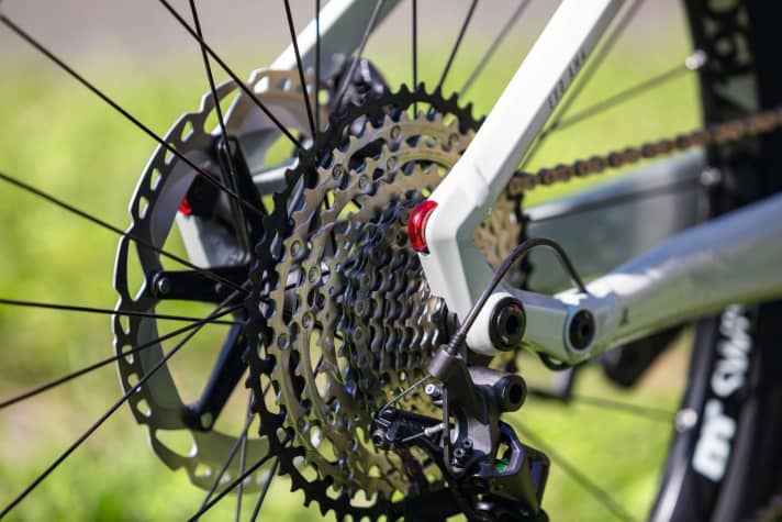   Bulls shows a current example of a slim integrated rear light with the 22 Sonic EVO AM.