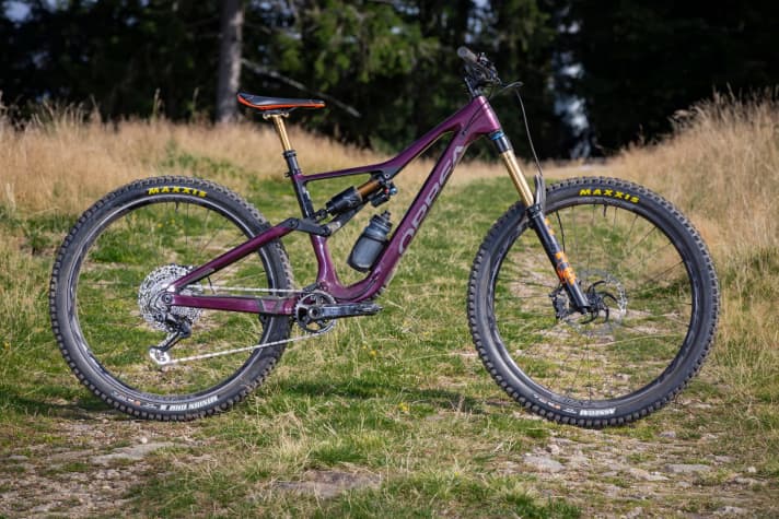   Das neue Orbea Rallon hält am asymmetrischen Hinterbaudesign fest und bleibt damit rein optisch nahe am Vorgänger.