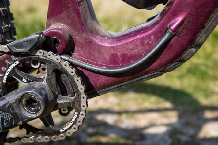   To prevent chafing and rattling, the external cable sections are routed in additional plastic tubes.