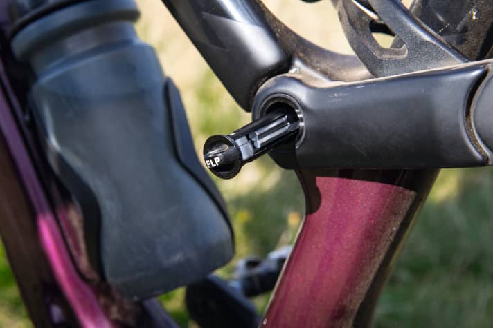   A reduced mini tool sits in the rocker, which is held in place without rattling by a magnet.