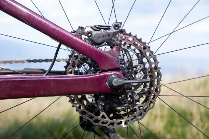   Despite Shimano brakes, Orbea relies on brake discs from the Catalan manufacturer Galfer. This is not due to availability, but to improve the braking performance and stability of the brakes.