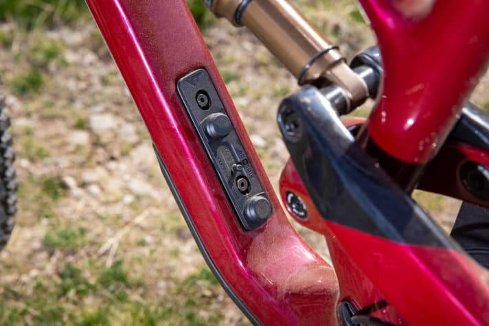   If you want to ride with a water bottle in the frame, you have to be prepared to compromise. Because only a special Fidlock bottle will fit.