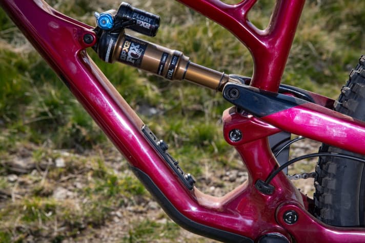   Depending on the flip-chip setting (Low = short travel), the rear travel varies by 6 millimetres and the steering angle by 0.6 degrees. The suspension on the Jeffsy 29 Core 4 works perfectly.