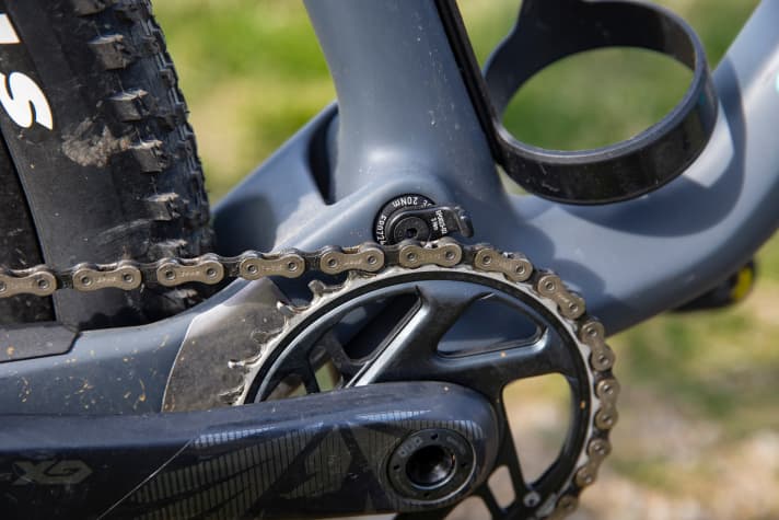   The minimalist chain guide secures the drivetrain on the chainring, while an aluminium cover protects the carbon chainstay against chainsucks.