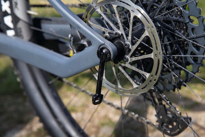   The integrated lever in the rear wheel axle of the Canyon Lux Trail enables tool-free wheel changes.