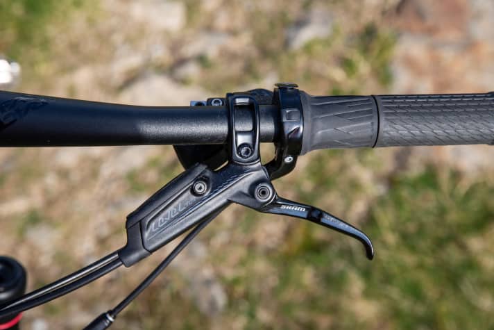   Mit dem Drehgriff-Hebel lassen sich Gabel und Dämpfer blockieren. Die Level-Bremsen von Sram packen leider nur wenig bissig zu.