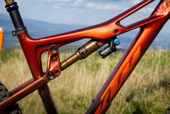   We measured 147 millimetres of travel in the BIKE test lab. KTM uses a Fox Float Factory DPX2 as the shock in the Exonic version.