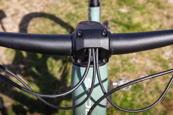   Alle Leitungen am Focus Thron verschwinden optisch aufgeräumt im Vorbau. Ein Wechsel, und die Justage der Sitz­höhe wird allerdings komplizierter.  