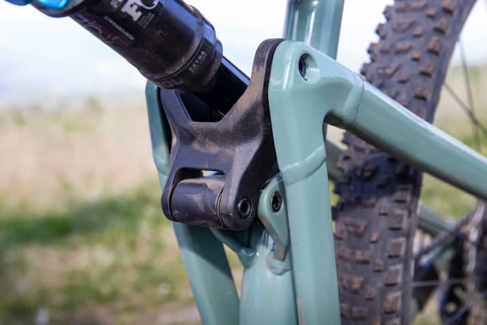   The rear suspension on the Thron delivers 130 millimetres of travel and the affordable Fox suspension impressed with its efficiency in the test.