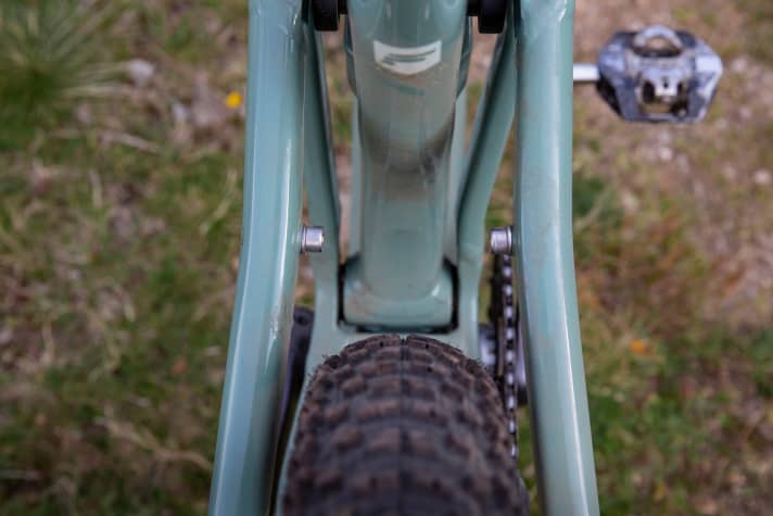   Mudguards can be attached to the inside of the seat stays. The Thron also comes with an accessory bag bolted to the frame triangle.