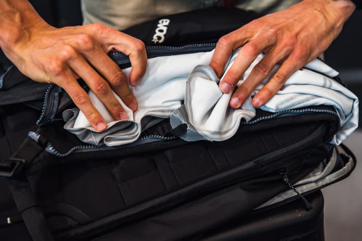 After use, the airbag gradually depressurises and can then simply be folded up again and reused. The replacement cartridge costs 40 euros.