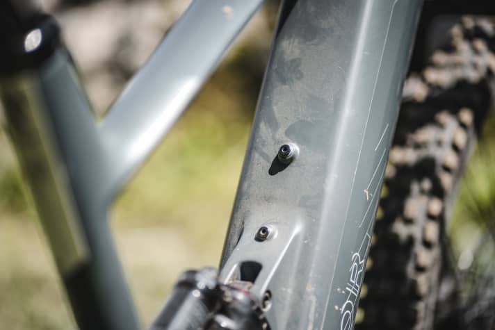   Water carrier: The frame triangle also holds 0.75-litre bottles thanks to the low-mounted shock absorber.