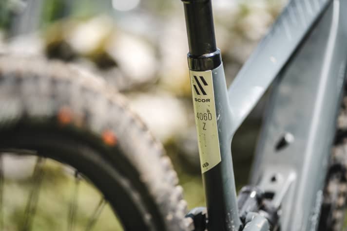   The name 4060 stands for the variable frame platform. The suspension travel at the rear can be set to either 140 or 160 millimetres via a flip chip and shocks of different lengths.