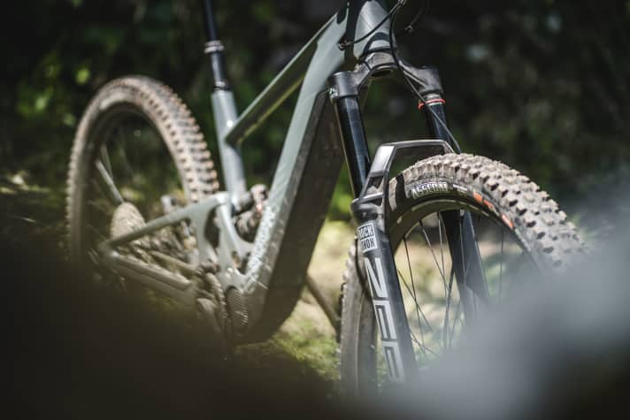   Fully enduro-compatible: the 170-millimetre fork counters even the roughest rock gardens.