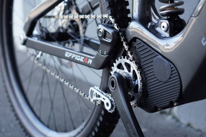   Man könnte meinen, hier sei jemand auf einen Trend aufgesprungen. Nein, <a href="https://www.bike-magazin.de/freeride/test/getriebe-bikes-von-cavalerie-und-zerode" target="_blank" rel="noopener noreferrer">Cavalerie setzt traditionell auf ein Federungsdesign mit hohem Drehpunkt</a> .