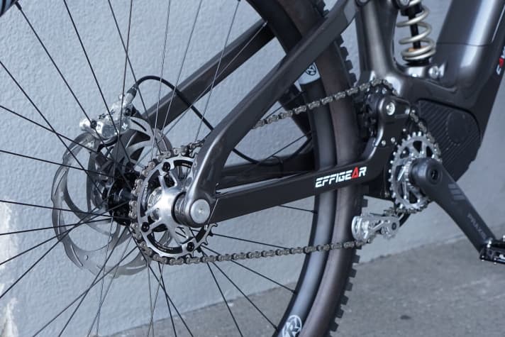   No rear derailleur, no cassette. What is not there cannot break and does not wear out. It also saves weight on the rear wheel. The low unsprung mass should have a positive effect on the suspension characteristics of the bike.