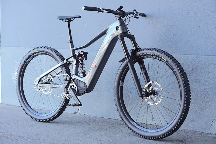   170/165 millimetres of suspension travel, 29 inches, sporty geo: The concept bike from Cavalerie aims to be a real fun machine for wild trails.