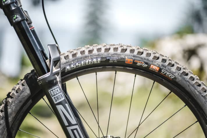   All models use Maxxis tyres with a super grippy Maxxgrip rubber compound on the front wheel.