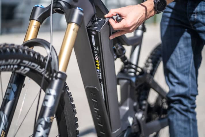   We are familiar with the side battery removal from Flyer. The Uproc X is fitted with a 750 battery and the cover is firmly screwed to the battery.