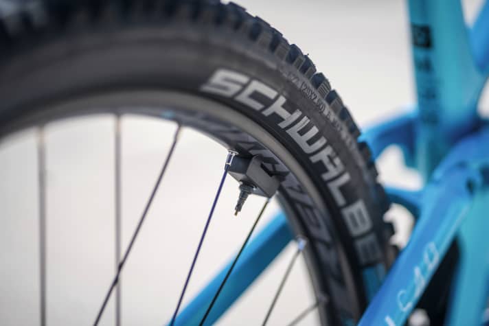   So kann man auf die aufwändige Kabelverlegung für den Speed-Sensor verzichten: Der Magnet sitzt beim Conway Xyron an der Felge, der Sensor direkt am Motor.