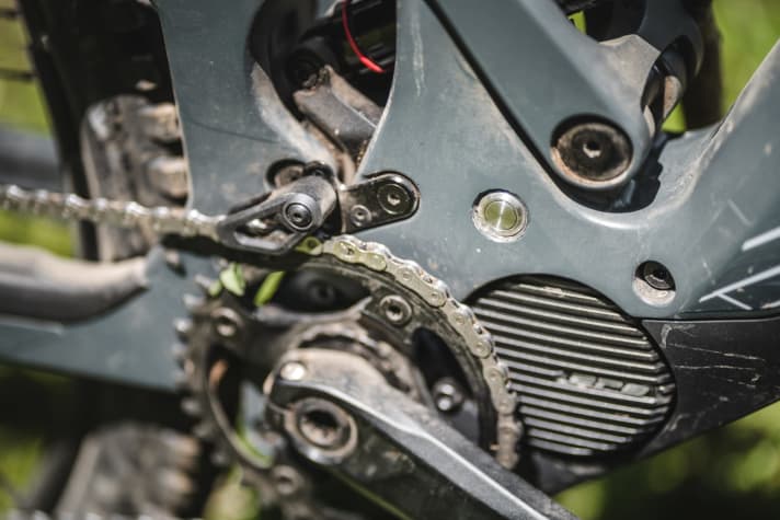   Der On-Schalter sitzt dezent über der Motoraufnahme.