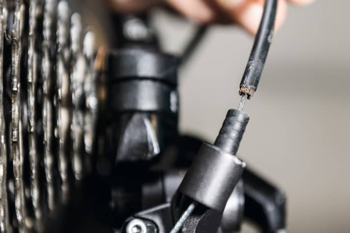   Schaltzüge am besten austauschen, wenn die Beschädigung so deutlich sichtbar ist.