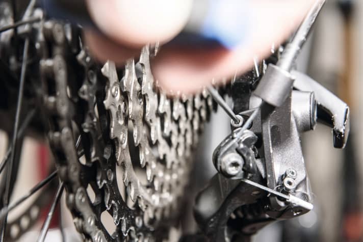   A well-adjusted gearstick increases riding enjoyment and reduces wear. We show you how to do it in five simple steps.