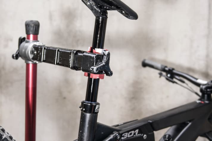   Der Montageständer ist der perfekte Helfer für Arbeiten am Mountainbike.
