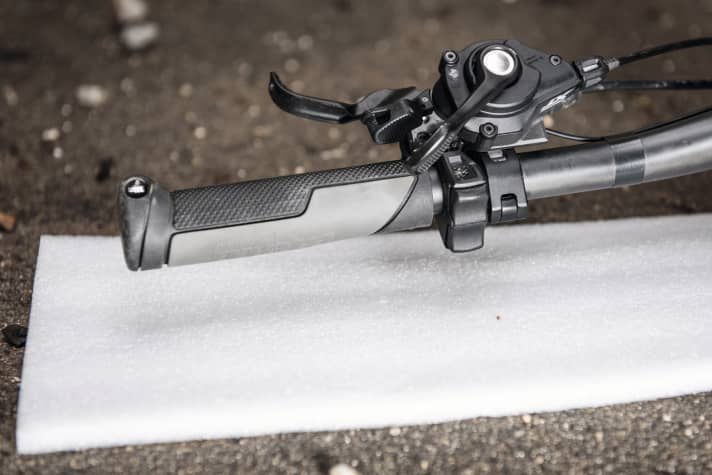   Wenn man das Bike auf den Kopf stellt, bitte für eine weiche Unterlage sorgen, um Kratzer zu vermeiden.