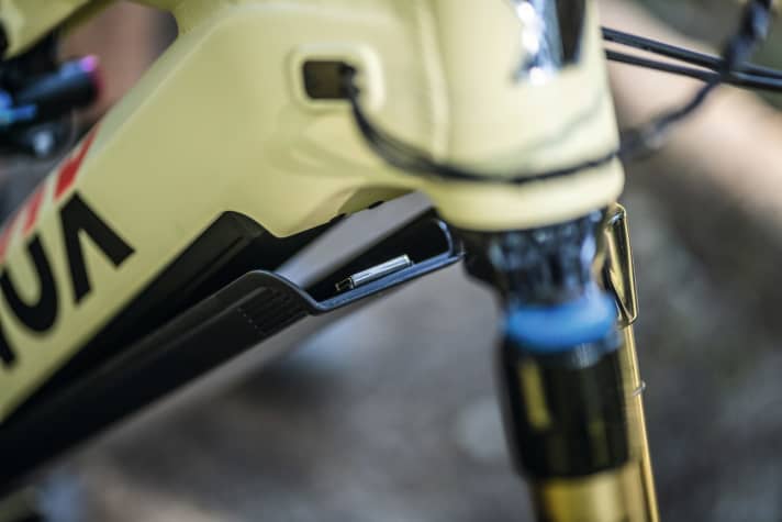   Special feature of the Nox Hybrid: The battery cover is held in place with a strong magnet. Practical for closing, but difficult to open.