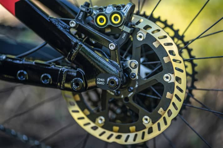   Zeitgemäß: Nox verabschiedet sich vom Speichenmagnet. Der Speed-Sensor sitzt nun verdrehsicher in Kettenstrebe und Bremsscheibe integriert.Zeitgemäß: Nox verabschiedet sich vom Speichenmagnet. Der Speed-Sensor sitzt nun verdrehsicher in Kettenstrebe und Bremsscheibe integriert.