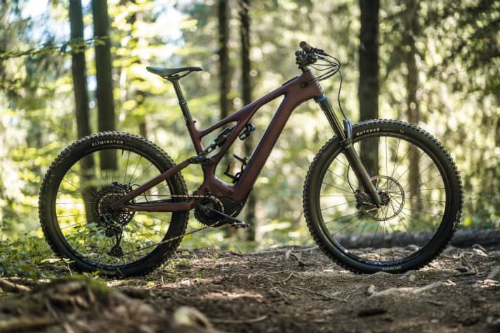   Specialized Turbo Levo Expert >> e.g. available from <a href="https://www.awin1.com/cread.php?awinmid=13793&awinaffid=471469&clickref=B++Specialized+Levo+Expert&ued=https%3A%2F%2Fwww.liquid-life.de%2Fspecialized-turbo-levo-expert-carbon-carbon-smoke-black-2022" target="_blank" rel="noopener noreferrer nofollow">Liquid-Life</a> * or <a href="https://luna.r.lafamo.com/ts/i5533923/tsc?amc=con.blbn.497955.507800.14129791&smc=BIKE&rmd=3&trg=https%3A%2F%2Fwww.fahrrad-xxl.de%2Fspecialized-levo-expert-carbon-m000046802" target="_blank" rel="noopener noreferrer nofollow">Bike XXL</a> *